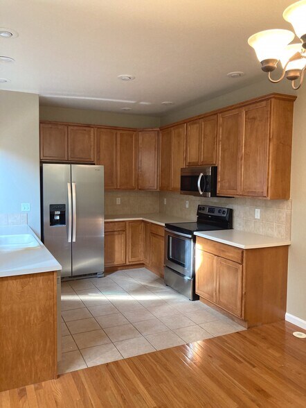 Kitchen 3 of 4 - 6806 W 3rd St