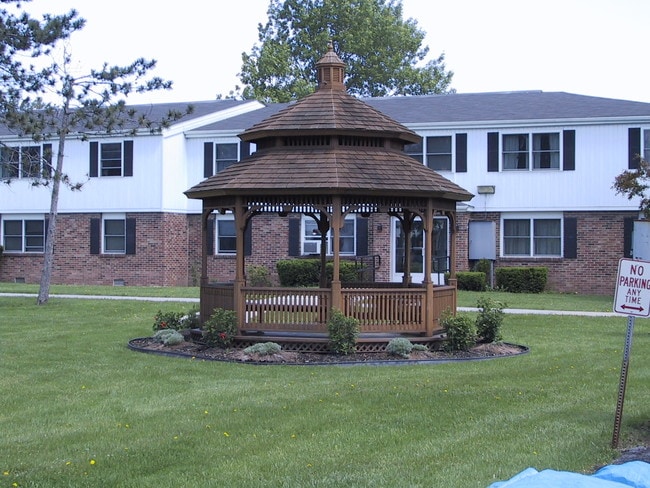 Building Photo - Autumn Gardens