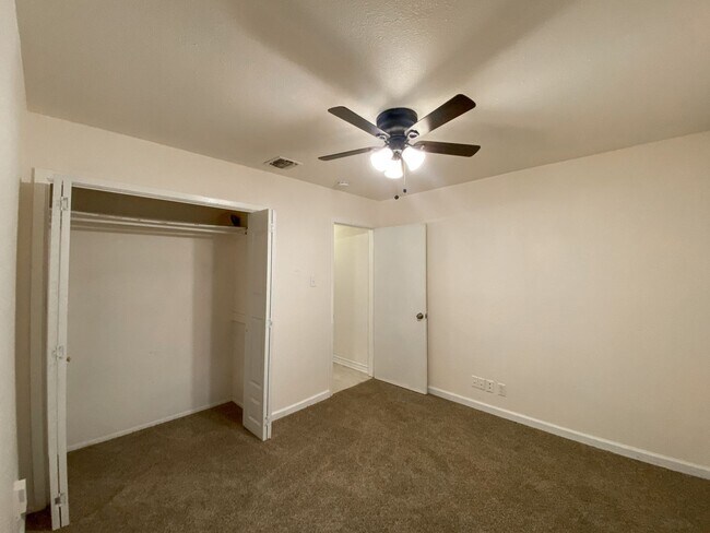 Building Photo - LOVELY ONE STORY 3/2 LOCATED NEAR UTSA!