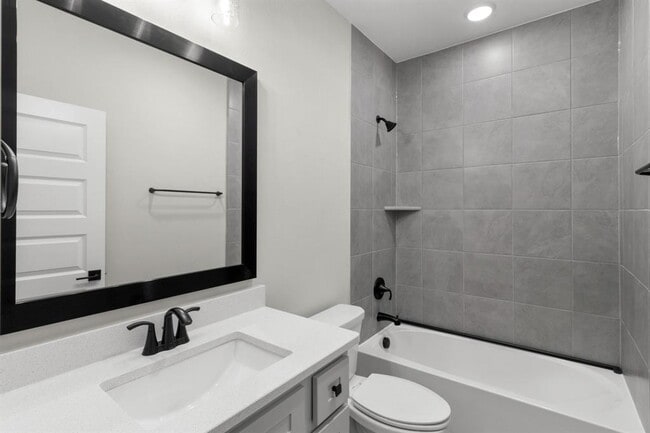 Building Photo - 16030 Mason Run Dr