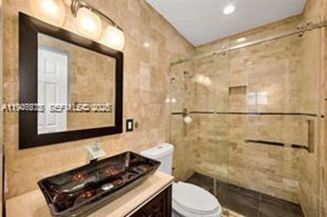 Building Photo - 1532 NE 39th St