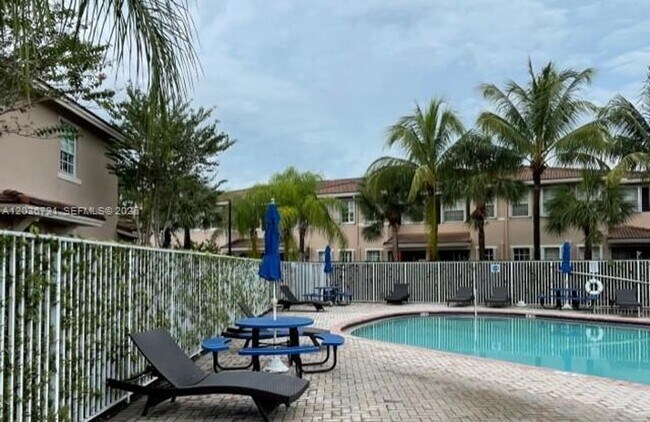 Building Photo - 211 Las Brisas Cir