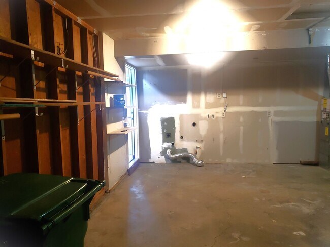 Building Photo - Two Level House in Summer Lake Neighborhood