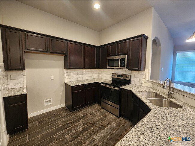 Building Photo - 546 Creekside Frst