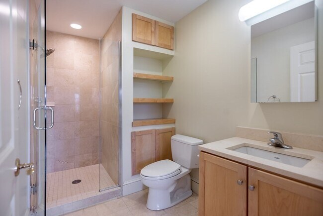 Building Photo - 868 Highland Ave