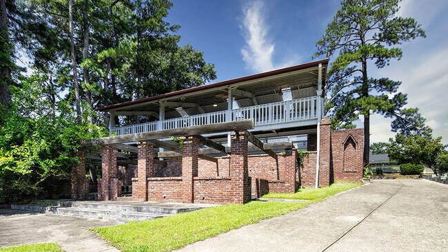 Building Photo - 665 Lakeside Cir