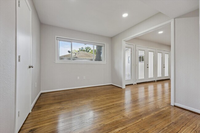 Building Photo - 8621 Bob White Dr