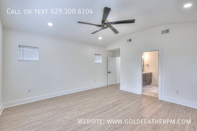 Building Photo - 402 E Trinity Ln