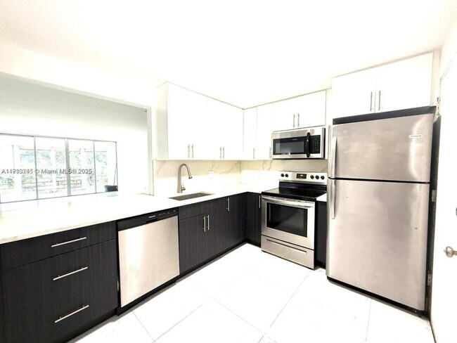 Primary Photo - 1401 NE 191st St