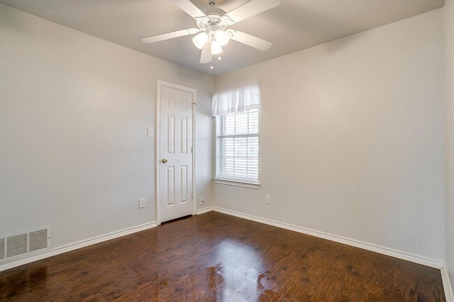 Building Photo - Cozy 3 Bed, 2 Bath Home Minutes Away from ...