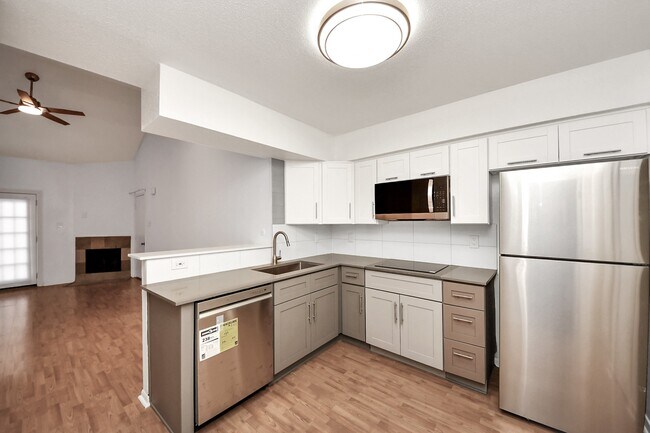 Building Photo - 2425 Holly Hall St