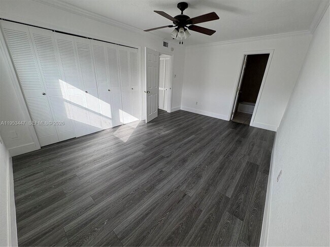 Building Photo - 633 S Royal Poinciana Blvd