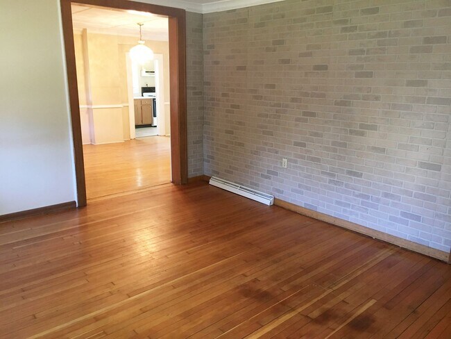 Building Photo - 4-bedroom 1 Bath Single-Family Home Near D...