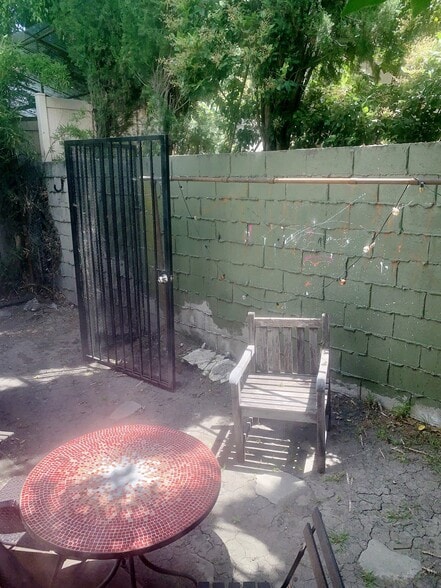 Building Photo - 806 N Poinsettia Pl