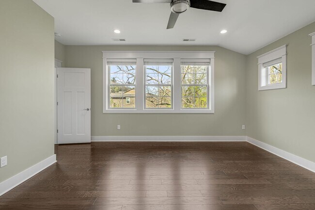 Building Photo - Stunning 3-Bedroom Townhome in Black Mountain's Sweet Birch Commons