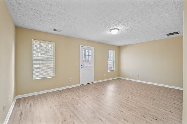 Building Photo - 3 Bedroom Townhome in Stonecrest!