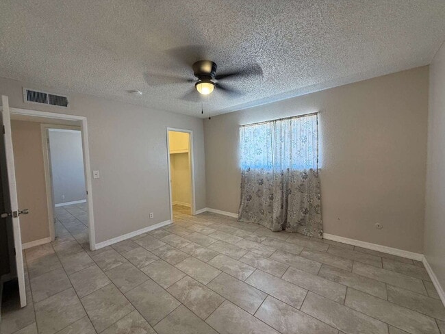 Building Photo - 955 Versailles Dr