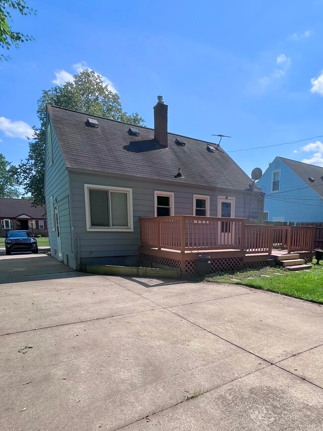 Building Photo - 1525 Whitcomb Ave