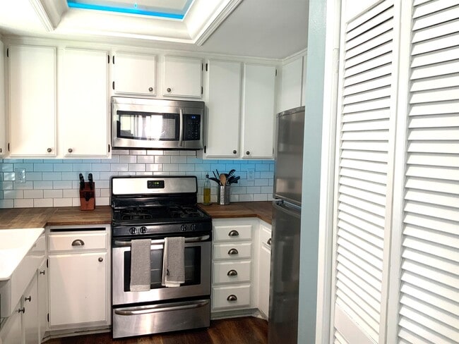 Building Photo - 955 E 3rd St