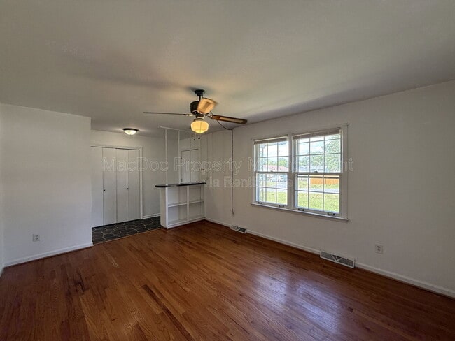 Building Photo - 1804 Sherwood Dr