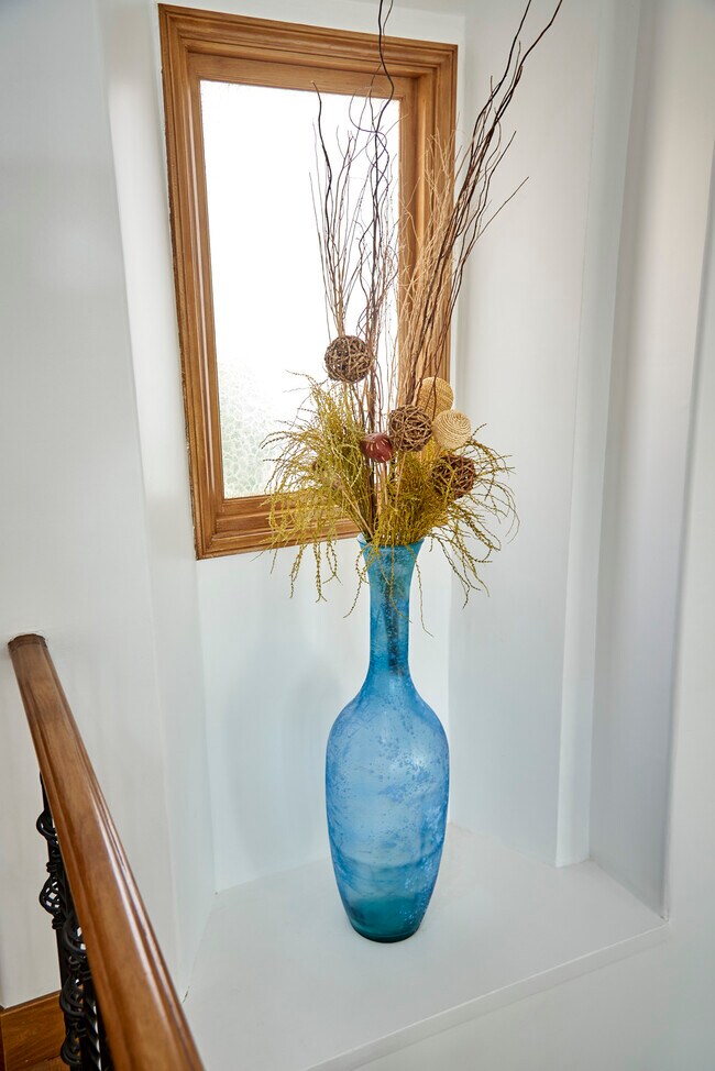 Building Photo - 7080 Via del Mar