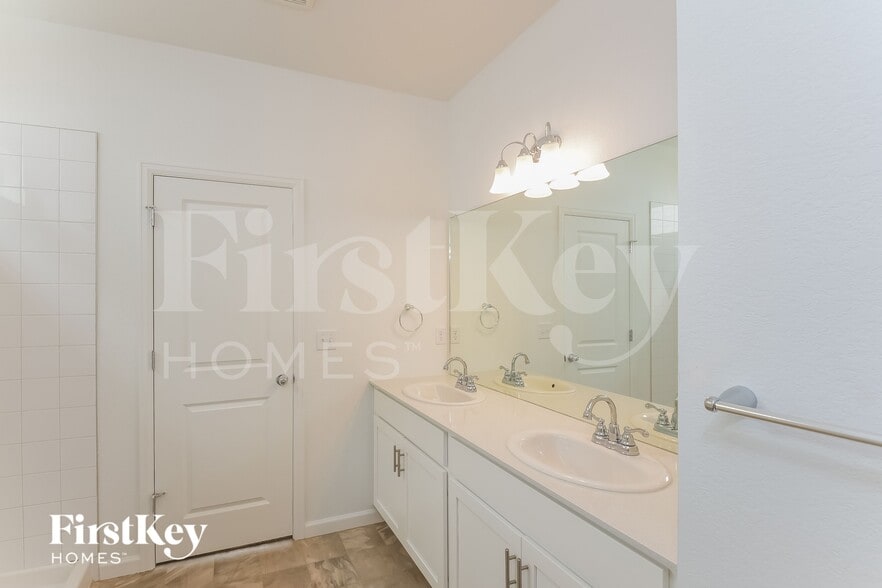 Building Photo - 14593 Normande Dr