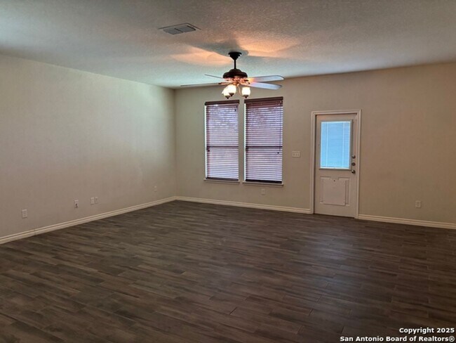 Building Photo - Welcome to this spacious 4 bedroom, 2 bathroom home located in Selma, TX.