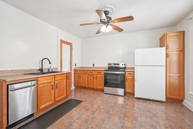 Building Photo - 1660 N Marshall St