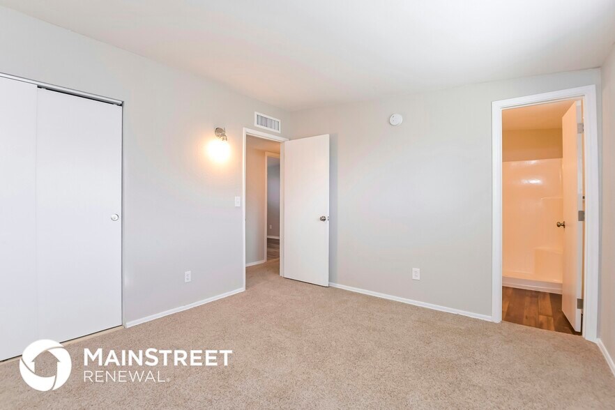 Building Photo - 8601 E Mormon Dr