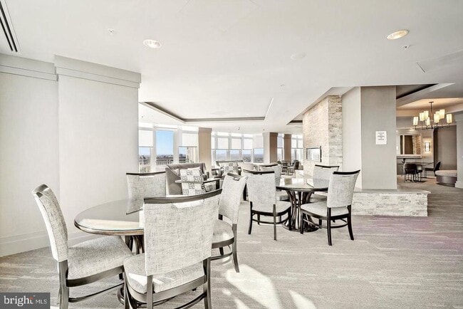 Building Photo - 8220 Crestwood Heights Dr