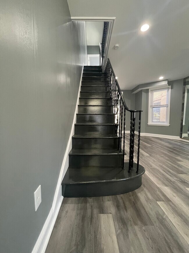 Building Photo - 1611 S Yewdall St