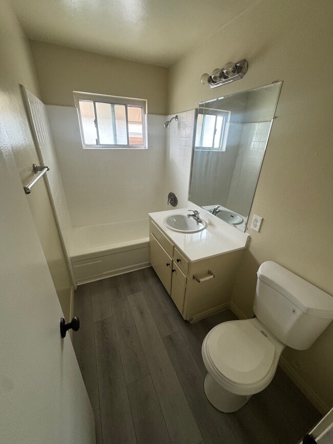 Building Photo - 1160 E Alosta Ave