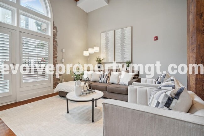 Building Photo - Downtown Living at Its Finest – Spacious 2...