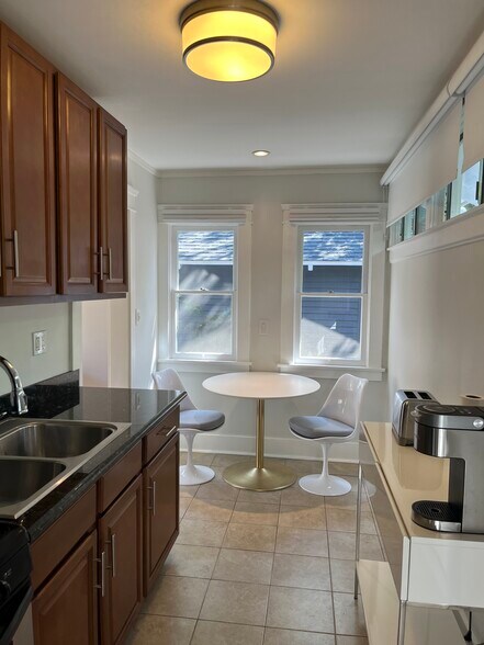 Building Photo - 7022 De Longpre Ave