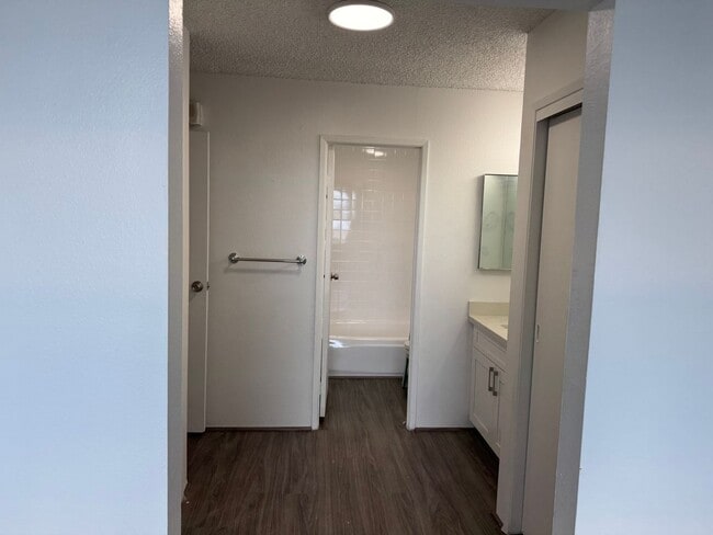 Building Photo - Renovated 1BR Condo in Downtown located in a secured building on the 25th floor