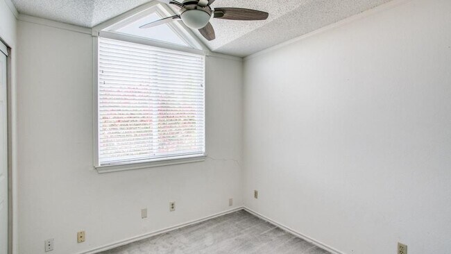 Building Photo - 2401 Brooke Ct