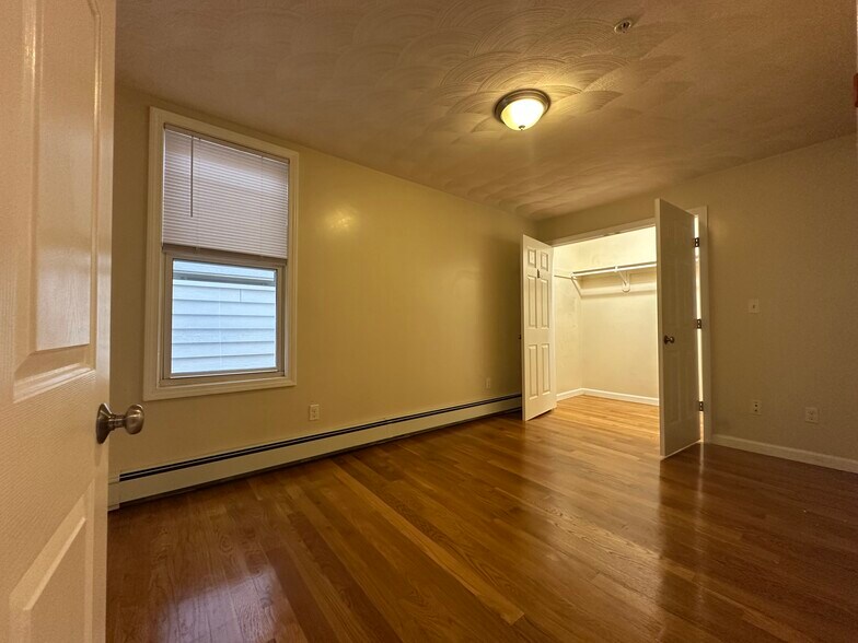 Building Photo - 136 Chelsea St