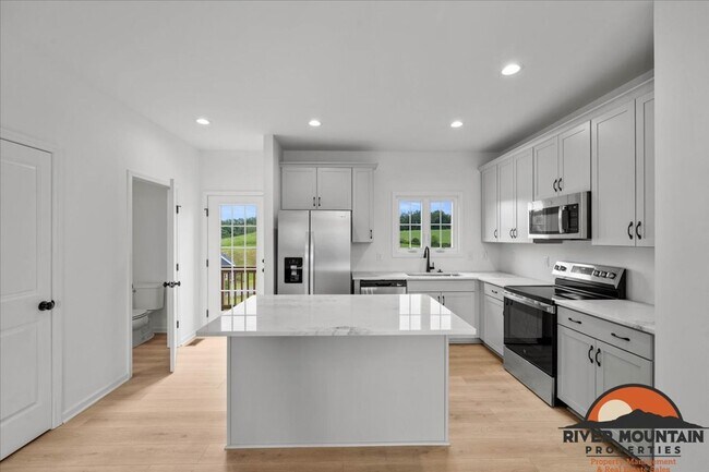 Building Photo - Spacious Townhome with Garage and Bonus Space in Blacksburg