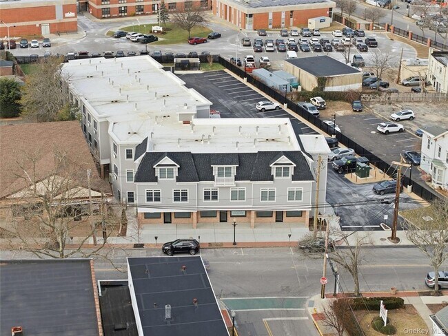 Building Photo - 180 Deer Park Ave