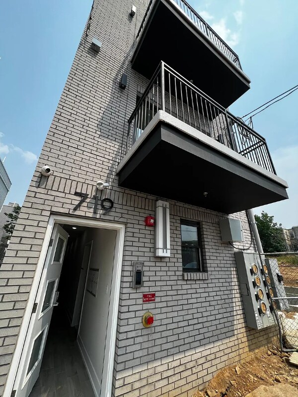 Building Photo - 719 N 35th St