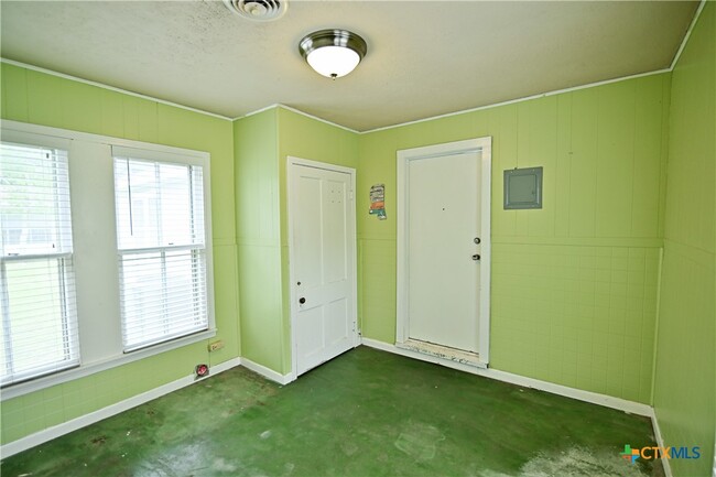 Building Photo - 108 E Clayton St