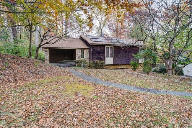 Building Photo - Large home in a beautiful setting close to...