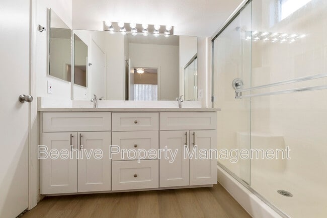 Building Photo - 220 N 110th St