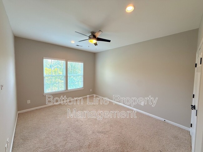 Building Photo - 15007 Skypark Dr