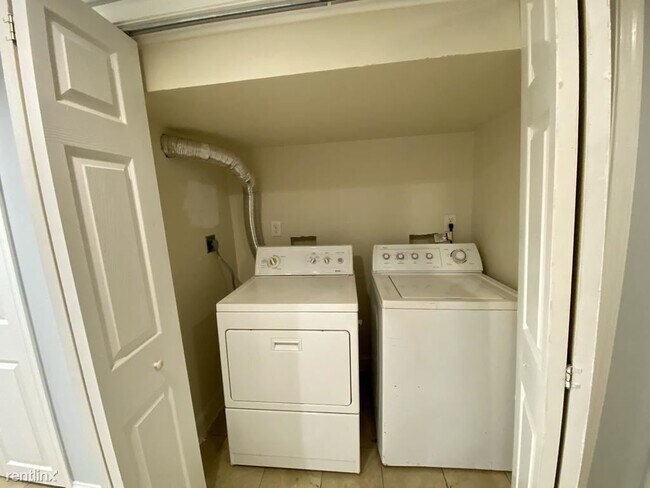Building Photo - 6 br, 3 bath Apartment - 3033 W Berks St