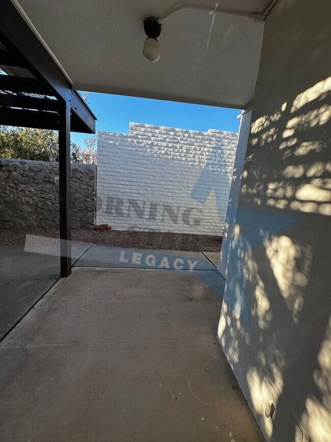 Building Photo - Large 2 bedroom with sunroom in immaculate condition.  Telshor neighborhood with garage!