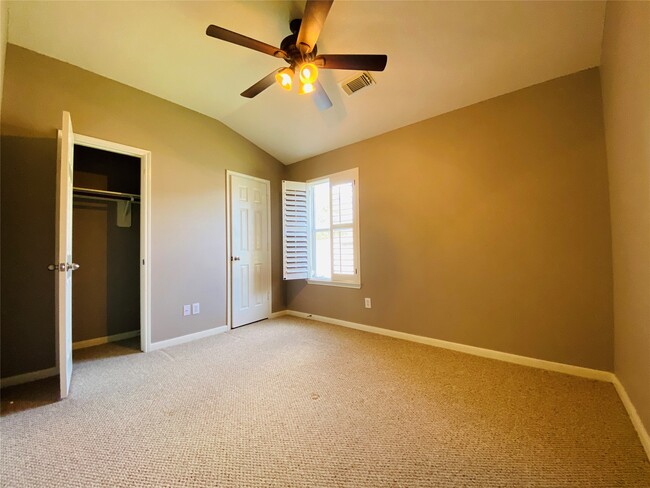 Building Photo - 24638 Lakecrest Village Dr