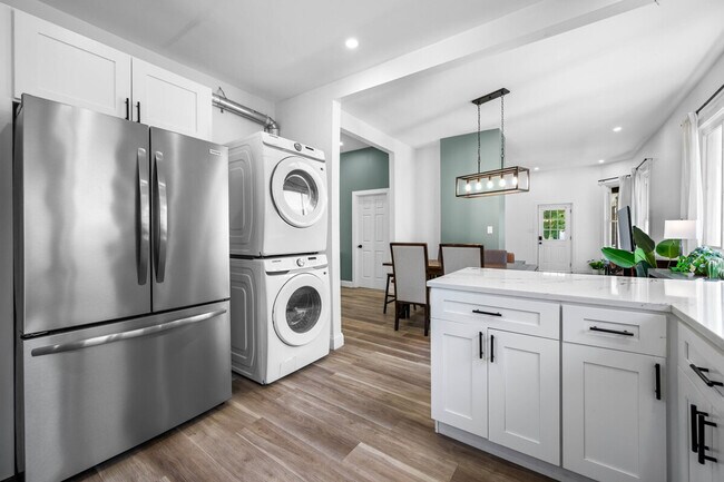 Building Photo - 906 Villa Ave