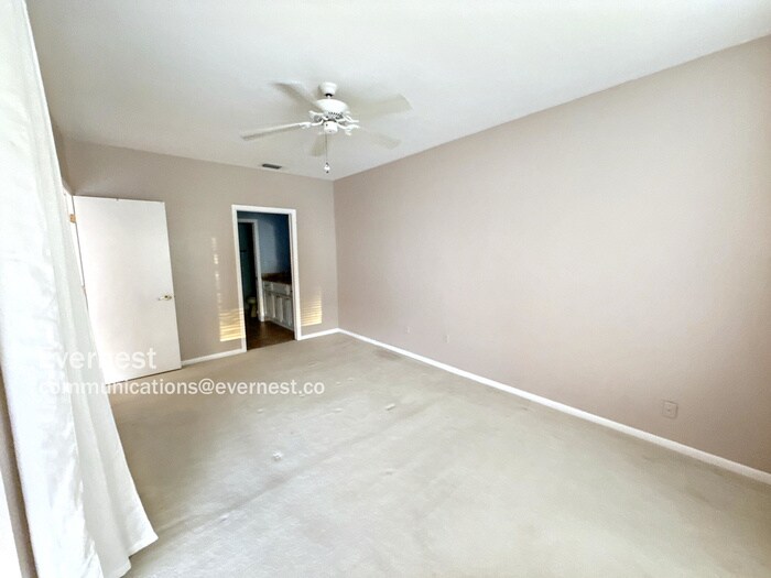 Building Photo - 4550 SE 5th Pl