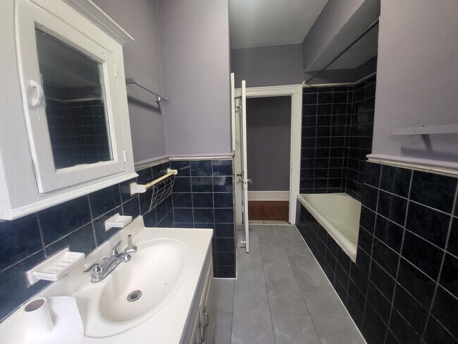 Building Photo - 5044 N Sydenham St